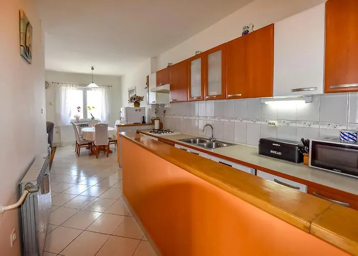 Jasmine Biograd na Moru